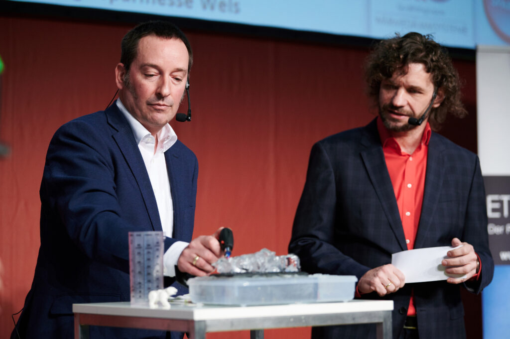 Klimawandel und seine Folgen veranschaulicht von QG-Sprecher DI Dr. Clemens Hecht (l. im Bild); Durch das Programm führte Kabarettist Martin Puntigam (r.), bekannt von den Science Busters. © Bernhard Wolf