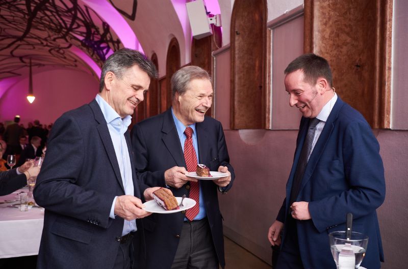 Helmut Brunnsteiner (Mitte) wie wir ihn in Erinnerung behalten werden, gemeinsam mit Herrn Eichberger (links) und Clemens Hecht (rechts) auf der Jubiläumsfeier zum 35-jährigen Bestehen der QG 2018; Foto: Bernhard Wolf