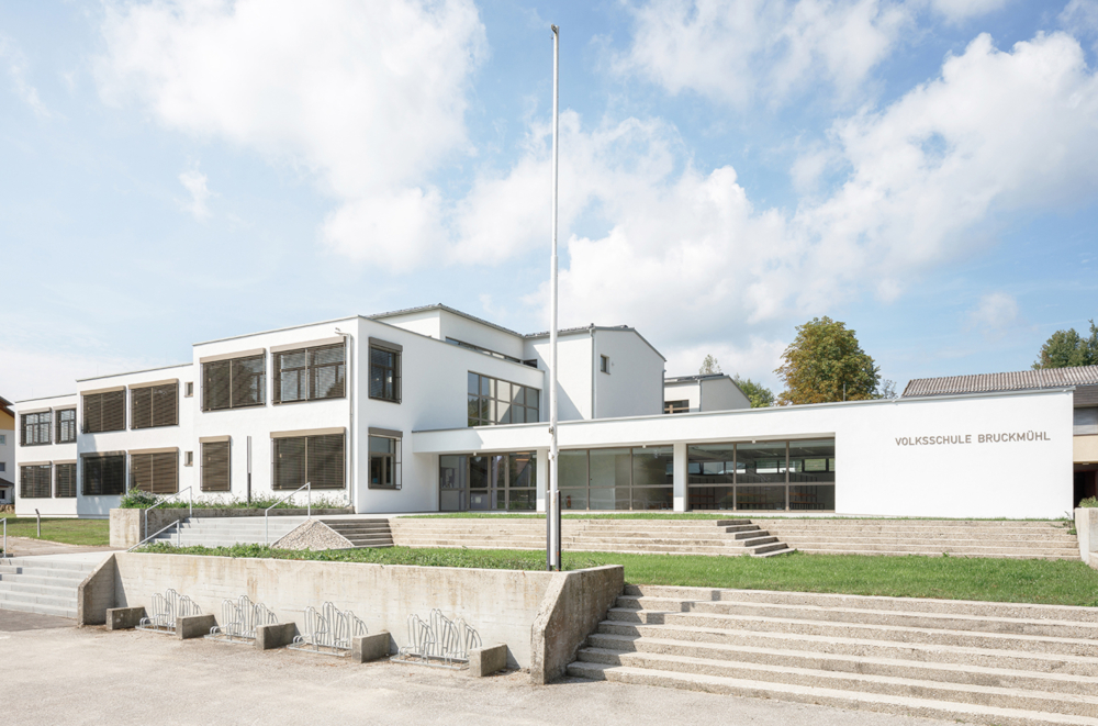 Volksschule Bruckmühl saniert von Tp3 Architekten; Foto: Mark Sengstbratl Architekturfotografie